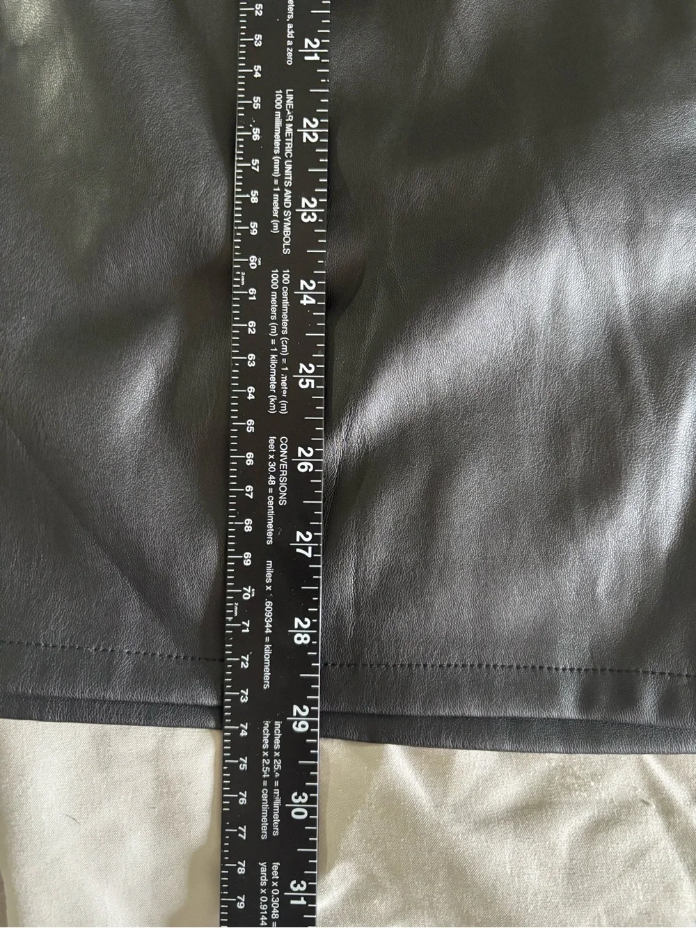 Faux Leather Pencil Skirt in Black_7